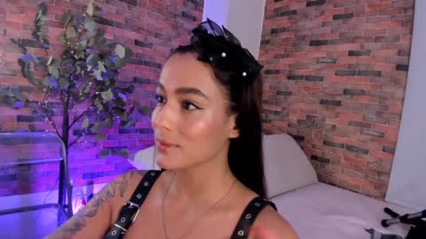 Snapshot of i_am_lucy1 chatting on 12/19/24, 05:07 Lucy online show from 12/19/24, 05:07