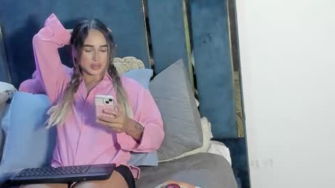 Snapshot of iam_brina04 chatting on 10/15/25, 10:54 Brina online show from 10/15/25, 10:54