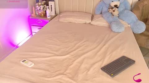 iam_nicolle online show from 11/20/25, 12:49