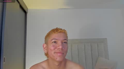 Snapshot of iamjulian_ chatting on 10/21/25, 12:17 Juliiiiian online show from 10/21/25, 12:17