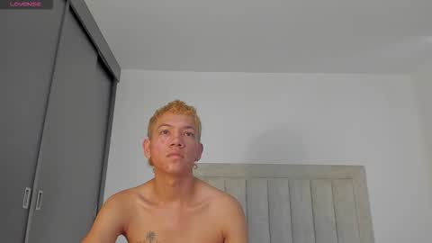 Snapshot of iamjulian_ chatting on 10/22/25, 11:43 Juliiiiian online show from 10/22/25, 11:43