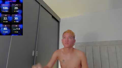 Snapshot of iamjulian_ chatting on 10/31/25, 11:44 Juliiiiian online show from 10/31/25, 11:44