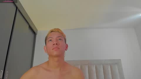 Snapshot of iamjulian_ chatting on 11/17/25, 12:22 Juliiiiian online show from 11/17/25, 12:22