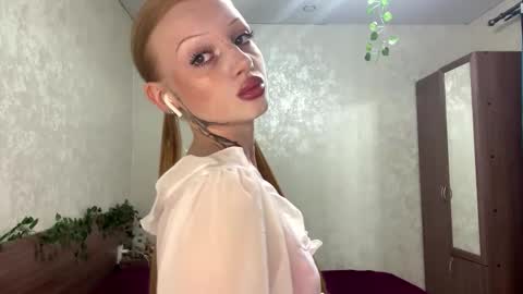 Lylu online show from 11/19/25, 04:23