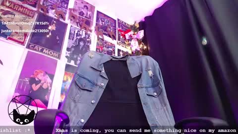 Snapshot of iammari_ chatting on 12/20/24, 01:36 Mari online show from 12/20/24, 01:36