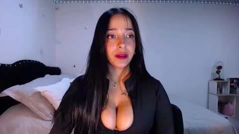Snapshot of iamroxanne chatting on 10/11/25, 03:06 Camila online show from 10/11/25, 03:06