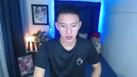 Snapshot of iconicmateo chatting on 12/17/24, 02:55 Mateo online show from 12/17/24, 02:55