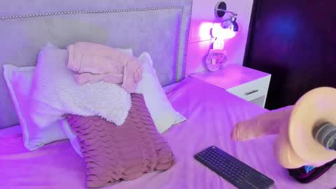 Snapshot of iliy_ chatting on 02/16/25, 01:25 ILY online show from 02/16/25, 01:25