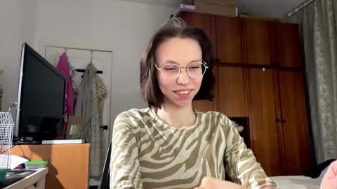 Snapshot of iluminadabiase chatting on 10/28/25, 05:37 Alina online show from 10/28/25, 05:37