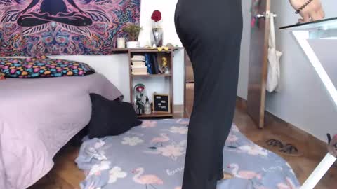 Snapshot of im_moonlight chatting on 10/21/25, 02:51 Cutie pie online show from 10/21/25, 02:51