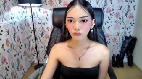 Snapshot of imyourlegalbaby chatting on 01/21/25, 12:18 Aki online show from 01/21/25, 12:18