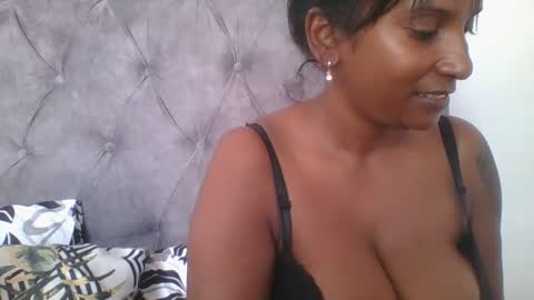 Snapshot of indianjasmin chatting on 02/21/25, 06:29 priya online show from 02/21/25, 06:29