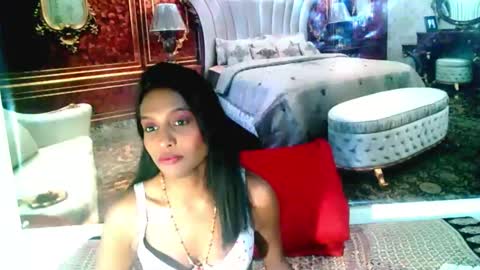Snapshot of indianlovebug chatting on 01/13/25, 08:37 Leah online show from 01/13/25, 08:37