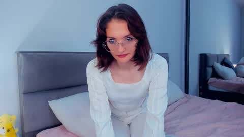 Kira online show from 10/30/25, 04:25