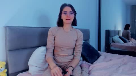 Kira online show from 10/31/25, 04:13