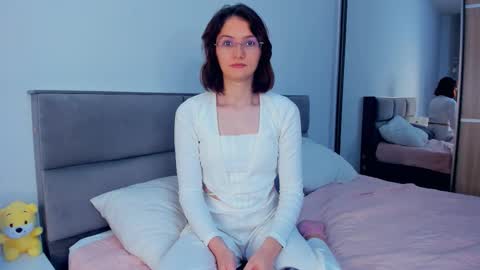 Kira online show from 11/12/25, 04:24