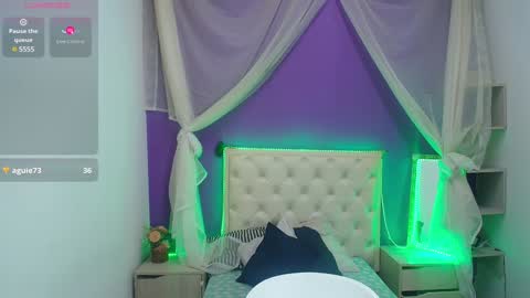 Snapshot of ingrid_casas chatting on 12/15/24, 08:58 Ingrid petite online show from 12/15/24, 08:58