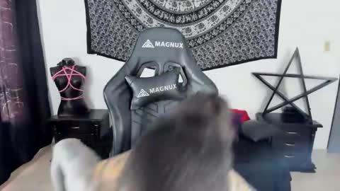 Snapshot of ink_u_buzz chatting on 01/06/25, 05:49 Dani online show from 01/06/25, 05:49