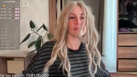 Snapshot of inner_bloom chatting on 10/31/25, 01:23 inner_bloom online show from 10/31/25, 01:23