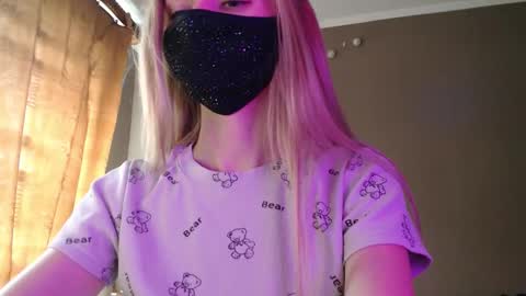 Snapshot of iris_lave chatting on 09/25/25, 01:48 Lily online show from 09/25/25, 01:48