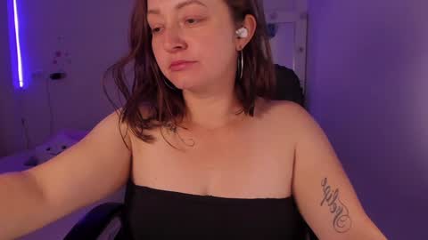 Snapshot of iris_marroquin chatting on 12/23/24, 03:01 natalia online show from 12/23/24, 03:01