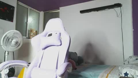 Snapshot of irisbell_ chatting on 02/08/25, 12:17 Camilla online show from 02/08/25, 12:17