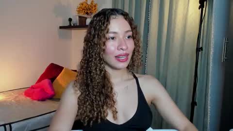 Snapshot of isa_____ chatting on 10/18/25, 01:52 isa_____ online show from 10/18/25, 01:52