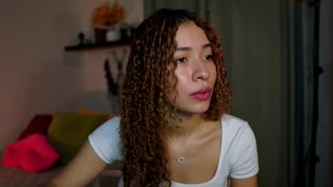 Snapshot of isa_____ chatting on 10/21/25, 02:12 isa_____ online show from 10/21/25, 02:12