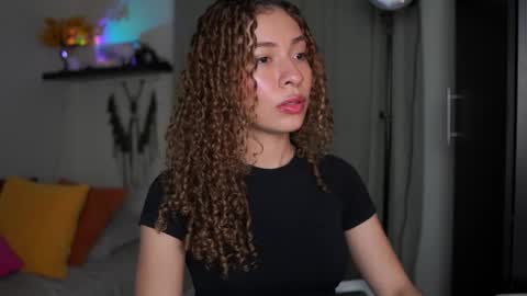 Snapshot of isa_____ chatting on 10/29/25, 03:20 isa_____ online show from 10/29/25, 03:20