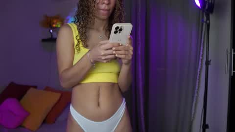 Snapshot of isa_____ chatting on 10/31/25, 08:10 isa_____ online show from 10/31/25, 08:10