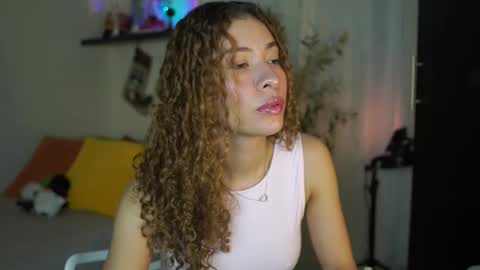 Snapshot of isa_____ chatting on 11/22/25, 02:54 isa_____ online show from 11/22/25, 02:54