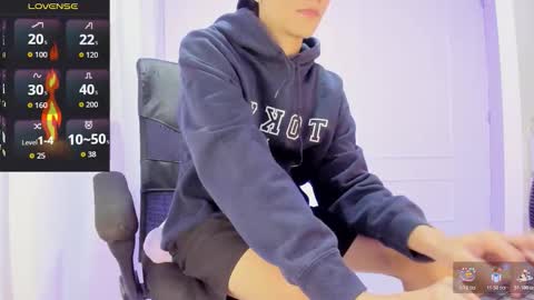 Snapshot of isaac_miler chatting on 11/14/25, 08:51 isaac online show from 11/14/25, 08:51