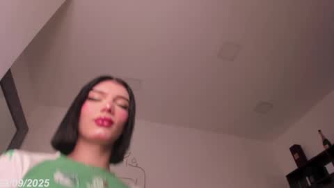 Snapshot of isabel_escorcia chatting on 09/23/25, 01:25 Isabel online show from 09/23/25, 01:25