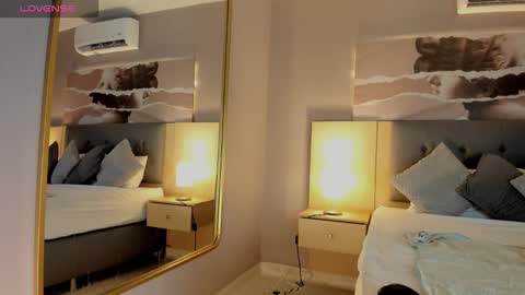 Isabella  online show from 10/10/25, 09:47