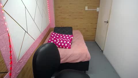 Snapshot of isabella_roseee chatting on 10/15/25, 08:42 isabella_roseee online show from 10/15/25, 08:42