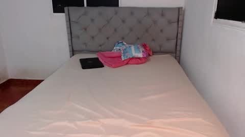 Snapshot of isabellaa_love_ chatting on 10/12/25, 12:42 IM ISABELLA online show from 10/12/25, 12:42
