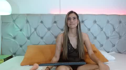 Snapshot of isabellaclarkec chatting on 11/11/25, 02:06 luna veyra online show from 11/11/25, 02:06