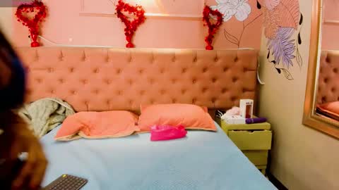 Snapshot of isabellaluxe chatting on 09/19/25, 01:01 IsabellaLuxe online show from 09/19/25, 01:01