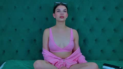 Snapshot of isabellevale chatting on 09/18/25, 11:23 isabellevale online show from 09/18/25, 11:23