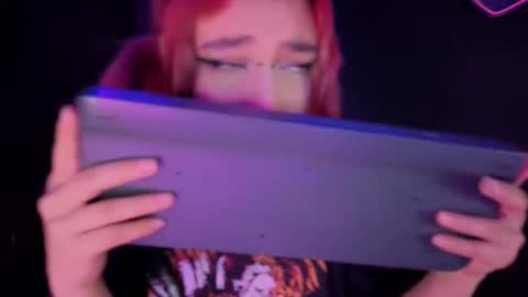 Snapshot of isisjones18 chatting on 09/19/25, 04:25 Isisjones18 online show from 09/19/25, 04:25