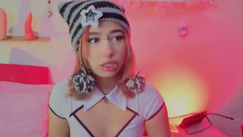 Snapshot of isisjones18 chatting on 10/18/25, 09:21 Isisjones18 online show from 10/18/25, 09:21