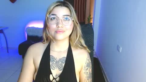 Snapshot of isla_bonitaa chatting on 09/28/25, 01:16 isa online show from 09/28/25, 01:16