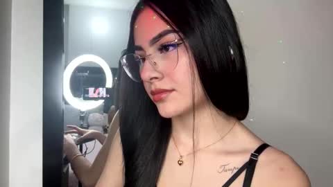 Snapshot of islacole chatting on 10/24/25, 03:25 Cute Isla online show from 10/24/25, 03:25