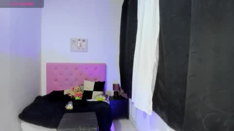 issa_kitty online show from 10/24/25, 11:12