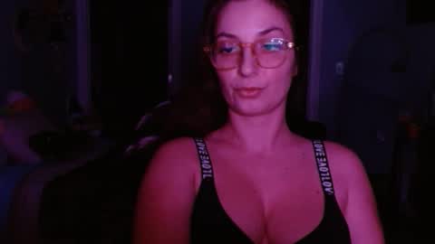 Snapshot of italiana25 chatting on 12/20/24, 06:29 Bella Bloom online show from 12/20/24, 06:29