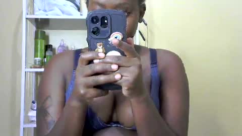 Snapshot of its_sweet chatting on 02/28/25, 12:20 BigAss horny online show from 02/28/25, 12:20