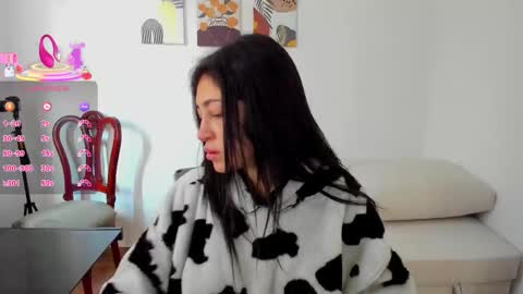 Snapshot of itziar_cailanie chatting on 10/26/25, 02:56 Itziar online show from 10/26/25, 02:56