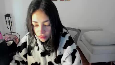 Snapshot of itziar_cailanie chatting on 10/31/25, 03:57 Itziar online show from 10/31/25, 03:57