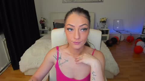 Snapshot of ivyfoxx_ chatting on 12/02/24, 01:02 IvyFox online show from 12/02/24, 01:02