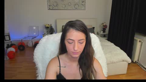 Snapshot of ivyfoxx_ chatting on 12/08/24, 04:39 IvyFox online show from 12/08/24, 04:39